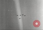Standbild Squadron der 332 Fighter Group fliegt in Formationen Termoli Italien, 1944, aus Sekunde 54 historischem Filmmaterial Videoclip 65675062600