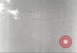 Standbild Squadron der 332 Fighter Group fliegt in Formationen Termoli Italien, 1944, aus Sekunde 55 historischem Filmmaterial Videoclip 65675062600