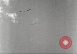 Standbild Squadron der 332 Fighter Group fliegt in Formationen Termoli Italien, 1944, aus Sekunde 57 historischem Filmmaterial Videoclip 65675062600