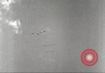 Standbild Squadron der 332 Fighter Group fliegt in Formationen Termoli Italien, 1944, aus Sekunde 59 historischem Filmmaterial Videoclip 65675062600