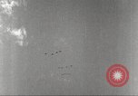 Standbild Squadron der 332 Fighter Group fliegt in Formationen Termoli Italien, 1944, aus Sekunde 60 historischem Filmmaterial Videoclip 65675062600