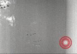 Standbild Squadron der 332 Fighter Group fliegt in Formationen Termoli Italien, 1944, aus Sekunde 61 historischem Filmmaterial Videoclip 65675062600