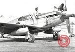 Standbild Masse crewmwn Wartung P-51s der 332 Fighter Group Termoli Italien, 1944, aus Sekunde 1 historischem Filmmaterial Videoclip 65675062602