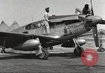 Standbild Masse crewmwn Wartung P-51s der 332 Fighter Group Termoli Italien, 1944, aus Sekunde 3 historischem Filmmaterial Videoclip 65675062602