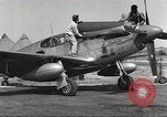 Standbild Masse crewmwn Wartung P-51s der 332 Fighter Group Termoli Italien, 1944, aus Sekunde 4 historischem Filmmaterial Videoclip 65675062602