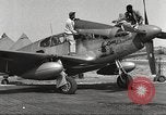 Standbild Masse crewmwn Wartung P-51s der 332 Fighter Group Termoli Italien, 1944, aus Sekunde 5 historischem Filmmaterial Videoclip 65675062602