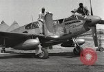 Standbild Masse crewmwn Wartung P-51s der 332 Fighter Group Termoli Italien, 1944, aus Sekunde 6 historischem Filmmaterial Videoclip 65675062602