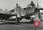 Standbild Masse crewmwn Wartung P-51s der 332 Fighter Group Termoli Italien, 1944, aus Sekunde 7 historischem Filmmaterial Videoclip 65675062602