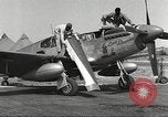 Standbild Masse crewmwn Wartung P-51s der 332 Fighter Group Termoli Italien, 1944, aus Sekunde 8 historischem Filmmaterial Videoclip 65675062602