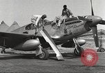 Standbild Masse crewmwn Wartung P-51s der 332 Fighter Group Termoli Italien, 1944, aus Sekunde 10 historischem Filmmaterial Videoclip 65675062602