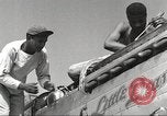 Standbild Masse crewmwn Wartung P-51s der 332 Fighter Group Termoli Italien, 1944, aus Sekunde 13 historischem Filmmaterial Videoclip 65675062602