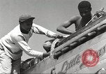 Standbild Masse crewmwn Wartung P-51s der 332 Fighter Group Termoli Italien, 1944, aus Sekunde 14 historischem Filmmaterial Videoclip 65675062602