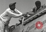 Standbild Masse crewmwn Wartung P-51s der 332 Fighter Group Termoli Italien, 1944, aus Sekunde 17 historischem Filmmaterial Videoclip 65675062602