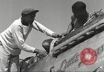 Standbild Masse crewmwn Wartung P-51s der 332 Fighter Group Termoli Italien, 1944, aus Sekunde 20 historischem Filmmaterial Videoclip 65675062602