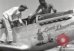 Standbild Masse crewmwn Wartung P-51s der 332 Fighter Group Termoli Italien, 1944, aus Sekunde 21 historischem Filmmaterial Videoclip 65675062602