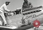 Standbild Masse crewmwn Wartung P-51s der 332 Fighter Group Termoli Italien, 1944, aus Sekunde 22 historischem Filmmaterial Videoclip 65675062602