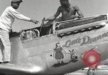 Standbild Masse crewmwn Wartung P-51s der 332 Fighter Group Termoli Italien, 1944, aus Sekunde 23 historischem Filmmaterial Videoclip 65675062602