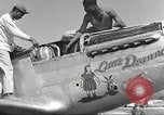 Standbild Masse crewmwn Wartung P-51s der 332 Fighter Group Termoli Italien, 1944, aus Sekunde 24 historischem Filmmaterial Videoclip 65675062602
