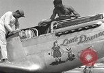 Standbild Masse crewmwn Wartung P-51s der 332 Fighter Group Termoli Italien, 1944, aus Sekunde 25 historischem Filmmaterial Videoclip 65675062602
