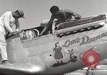Standbild Masse crewmwn Wartung P-51s der 332 Fighter Group Termoli Italien, 1944, aus Sekunde 26 historischem Filmmaterial Videoclip 65675062602