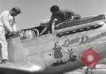 Standbild Masse crewmwn Wartung P-51s der 332 Fighter Group Termoli Italien, 1944, aus Sekunde 27 historischem Filmmaterial Videoclip 65675062602