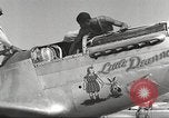 Standbild Masse crewmwn Wartung P-51s der 332 Fighter Group Termoli Italien, 1944, aus Sekunde 28 historischem Filmmaterial Videoclip 65675062602