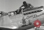 Standbild Masse crewmwn Wartung P-51s der 332 Fighter Group Termoli Italien, 1944, aus Sekunde 29 historischem Filmmaterial Videoclip 65675062602