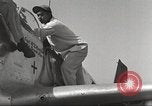 Standbild Masse crewmwn Wartung P-51s der 332 Fighter Group Termoli Italien, 1944, aus Sekunde 30 historischem Filmmaterial Videoclip 65675062602