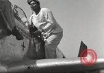 Standbild Masse crewmwn Wartung P-51s der 332 Fighter Group Termoli Italien, 1944, aus Sekunde 31 historischem Filmmaterial Videoclip 65675062602