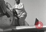 Standbild Masse crewmwn Wartung P-51s der 332 Fighter Group Termoli Italien, 1944, aus Sekunde 32 historischem Filmmaterial Videoclip 65675062602