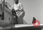 Standbild Masse crewmwn Wartung P-51s der 332 Fighter Group Termoli Italien, 1944, aus Sekunde 33 historischem Filmmaterial Videoclip 65675062602