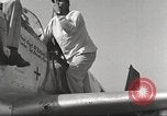 Standbild Masse crewmwn Wartung P-51s der 332 Fighter Group Termoli Italien, 1944, aus Sekunde 34 historischem Filmmaterial Videoclip 65675062602