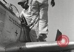 Standbild Masse crewmwn Wartung P-51s der 332 Fighter Group Termoli Italien, 1944, aus Sekunde 36 historischem Filmmaterial Videoclip 65675062602