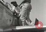 Standbild Masse crewmwn Wartung P-51s der 332 Fighter Group Termoli Italien, 1944, aus Sekunde 37 historischem Filmmaterial Videoclip 65675062602