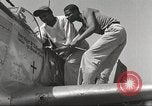 Standbild Masse crewmwn Wartung P-51s der 332 Fighter Group Termoli Italien, 1944, aus Sekunde 38 historischem Filmmaterial Videoclip 65675062602