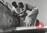 Standbild Masse crewmwn Wartung P-51s der 332 Fighter Group Termoli Italien, 1944, aus Sekunde 39 historischem Filmmaterial Videoclip 65675062602