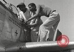 Standbild Masse crewmwn Wartung P-51s der 332 Fighter Group Termoli Italien, 1944, aus Sekunde 40 historischem Filmmaterial Videoclip 65675062602