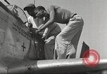 Standbild Masse crewmwn Wartung P-51s der 332 Fighter Group Termoli Italien, 1944, aus Sekunde 41 historischem Filmmaterial Videoclip 65675062602