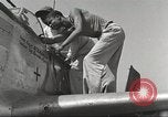 Standbild Masse crewmwn Wartung P-51s der 332 Fighter Group Termoli Italien, 1944, aus Sekunde 42 historischem Filmmaterial Videoclip 65675062602