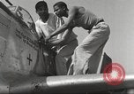 Standbild Masse crewmwn Wartung P-51s der 332 Fighter Group Termoli Italien, 1944, aus Sekunde 44 historischem Filmmaterial Videoclip 65675062602
