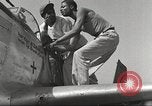 Standbild Masse crewmwn Wartung P-51s der 332 Fighter Group Termoli Italien, 1944, aus Sekunde 45 historischem Filmmaterial Videoclip 65675062602