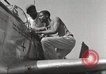 Standbild Masse crewmwn Wartung P-51s der 332 Fighter Group Termoli Italien, 1944, aus Sekunde 46 historischem Filmmaterial Videoclip 65675062602