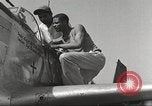 Standbild Masse crewmwn Wartung P-51s der 332 Fighter Group Termoli Italien, 1944, aus Sekunde 47 historischem Filmmaterial Videoclip 65675062602