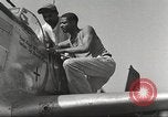 Standbild Masse crewmwn Wartung P-51s der 332 Fighter Group Termoli Italien, 1944, aus Sekunde 48 historischem Filmmaterial Videoclip 65675062602
