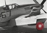 Standbild Masse crewmwn Wartung P-51s der 332 Fighter Group Termoli Italien, 1944, aus Sekunde 49 historischem Filmmaterial Videoclip 65675062602