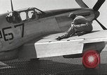 Standbild Masse crewmwn Wartung P-51s der 332 Fighter Group Termoli Italien, 1944, aus Sekunde 50 historischem Filmmaterial Videoclip 65675062602