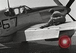 Standbild Masse crewmwn Wartung P-51s der 332 Fighter Group Termoli Italien, 1944, aus Sekunde 51 historischem Filmmaterial Videoclip 65675062602