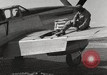 Standbild Masse crewmwn Wartung P-51s der 332 Fighter Group Termoli Italien, 1944, aus Sekunde 54 historischem Filmmaterial Videoclip 65675062602