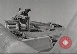 Standbild Masse crewmwn Wartung P-51s der 332 Fighter Group Termoli Italien, 1944, aus Sekunde 58 historischem Filmmaterial Videoclip 65675062602