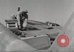 Standbild Masse crewmwn Wartung P-51s der 332 Fighter Group Termoli Italien, 1944, aus Sekunde 59 historischem Filmmaterial Videoclip 65675062602